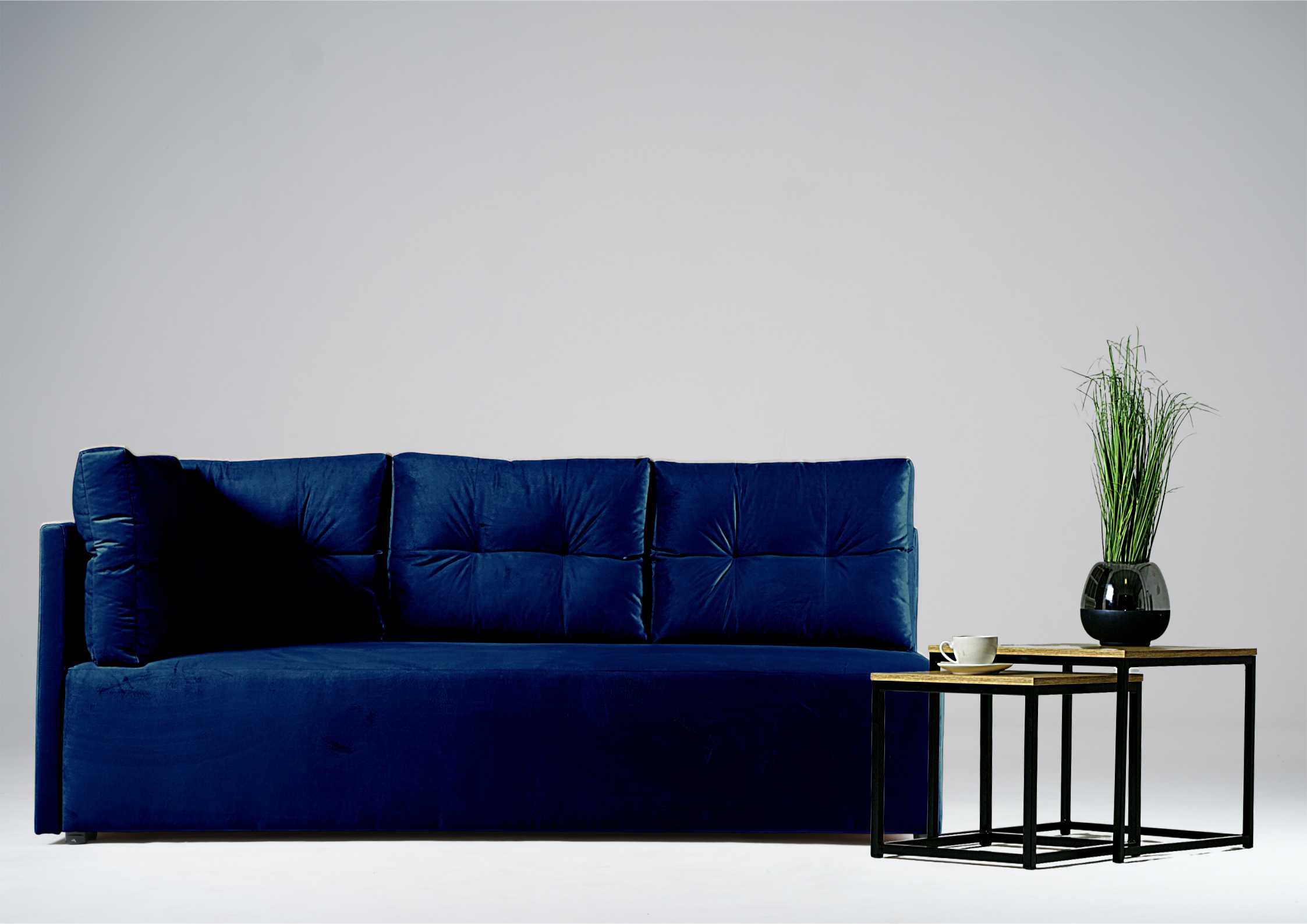 Granatowa sofa do salonu 